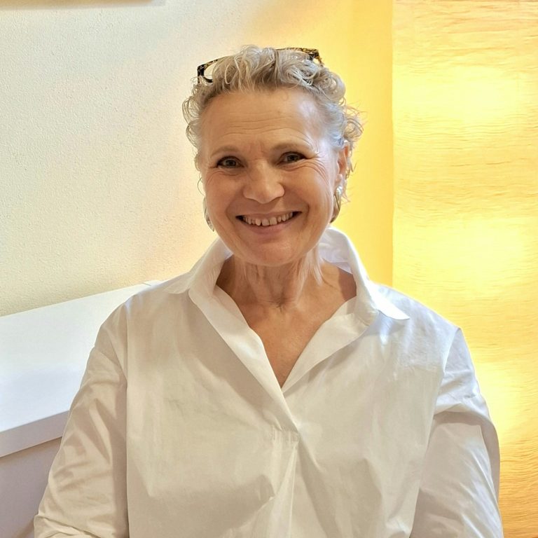 Sabine Erber, Lebens- und Sozialberaterin sitzt in ihrer Praxis. 